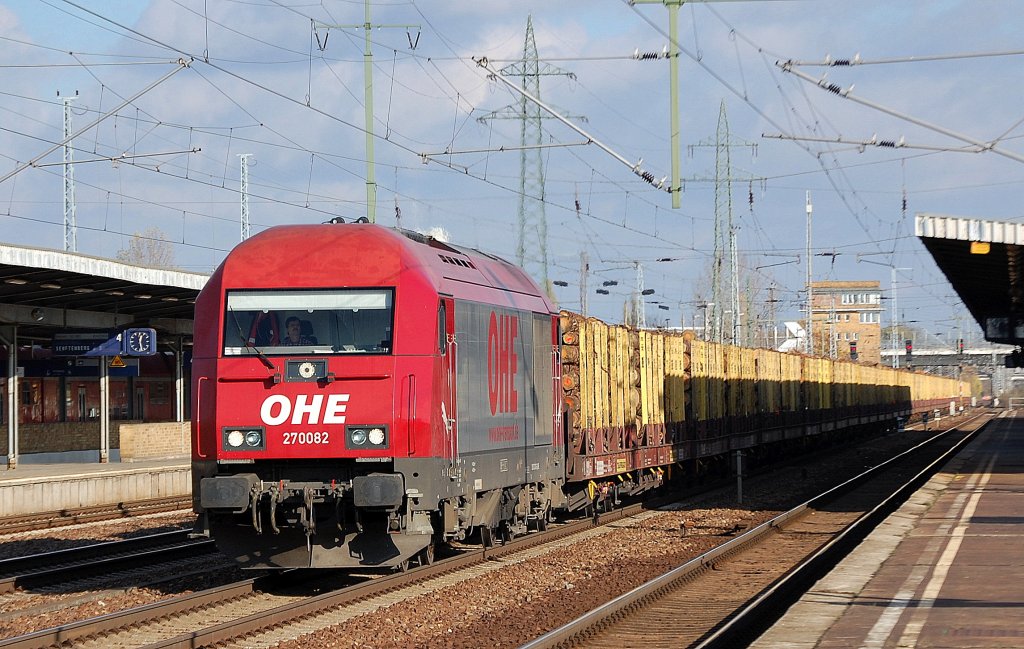 OHE 270082 (92 80 2223 103-3 D-OHE) mit Ganzzug Rungenwagen mit Frischholz beladen pausiert zum Personalwechsel im Bhf. Flughafen Berlin-Sch�nefeld, 06.11.12