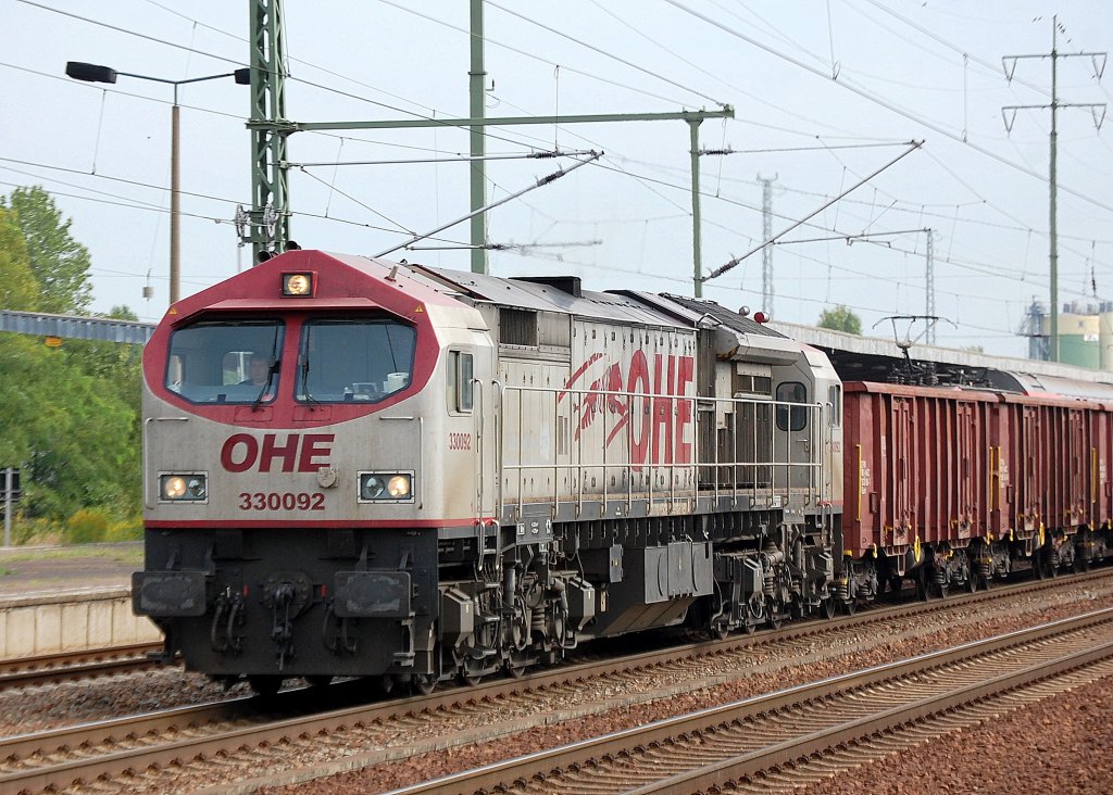OHE Red Tiger 330092 (92 80 1250 005-6 D-OHE) mit Ganzzug offener G�terwagen am 17.08.11 Bhf. Flughafen Berlin-Sch�nefeld.