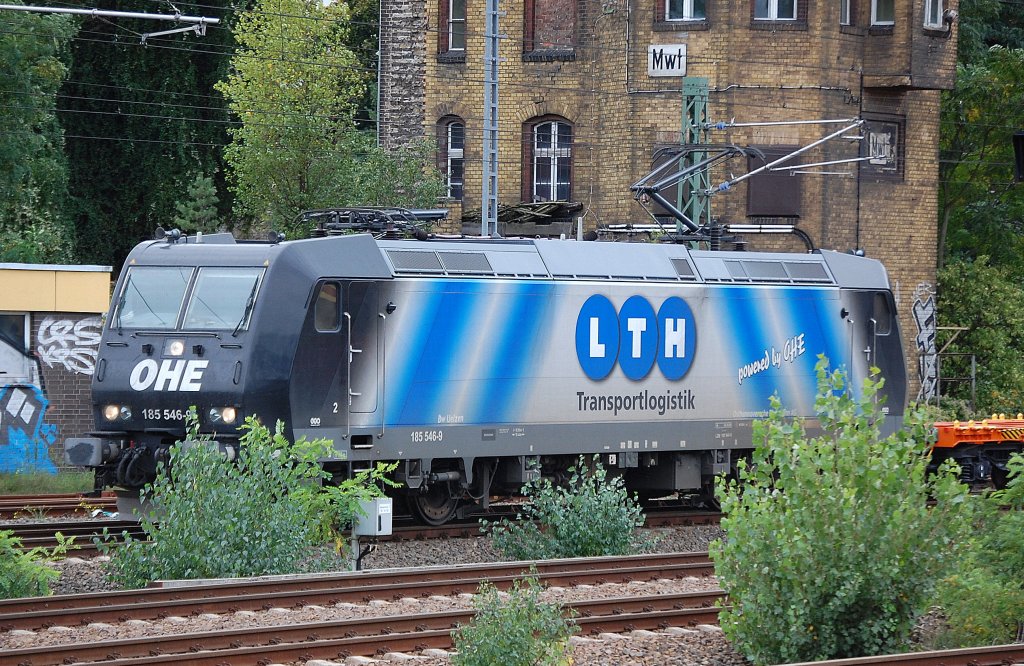 OHE/LTH 185 546-9 f�hrt mit einigen unbeladenen Containertragwageneinheiten Gbf. Berlin-Moabit ein, 29.09.10 Berlin-Beusselstr.