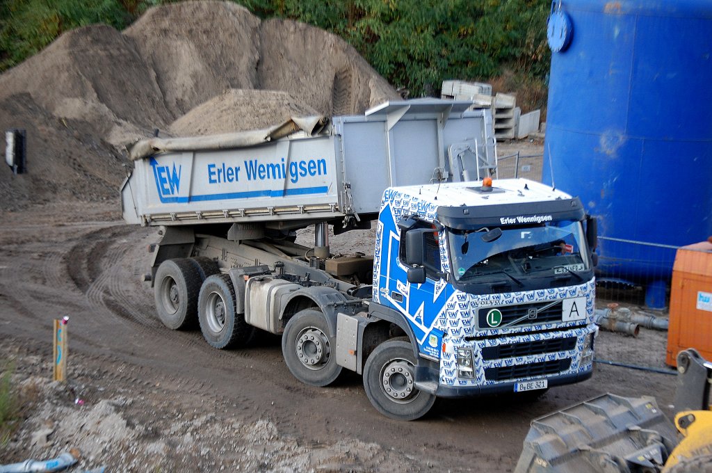 Optisch auff�lliger VOLVO FH 440 Kipper der Fa. Erler Wennigson im Einsatz Gro�baustelle Berlin-Ostkreuz, 31.10.12