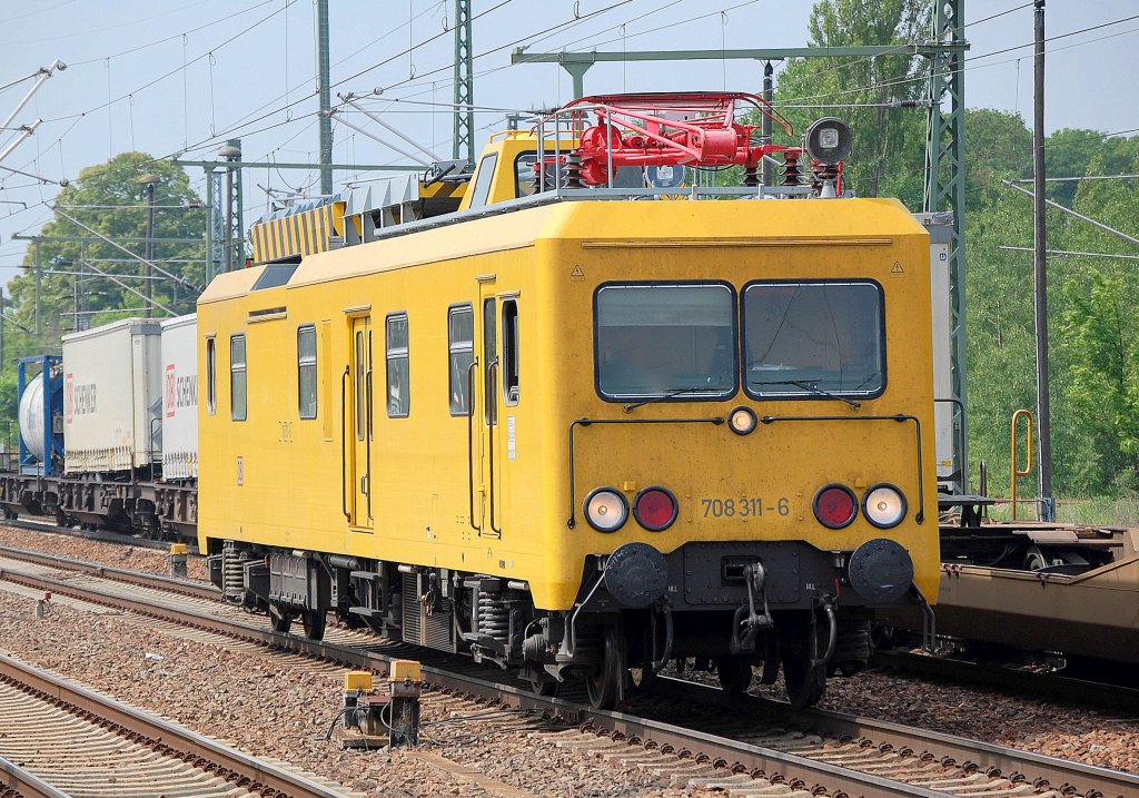 ORT 708 311-6 der DB Netz bei der Durchfahrt im Bhf. Flughafen Berlin-Sch�nefeld am 18.05.11