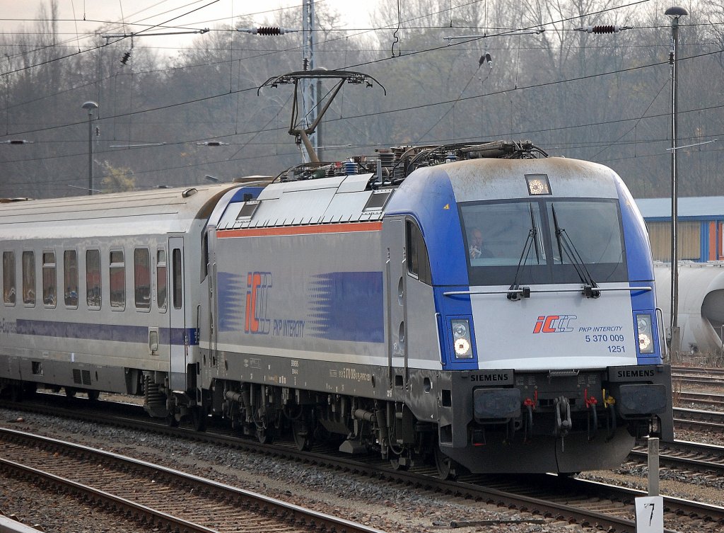 PKP INTERCITY Lok 5 370 009 (91 51 627 0005-7 PL-PKPIC) mit dem Wagenkomplex des BERLIN-WARSCHAU-EXPRESS Richtung Berlin-Grunewald, 20.11.10 Berlin Geifswalder Str.