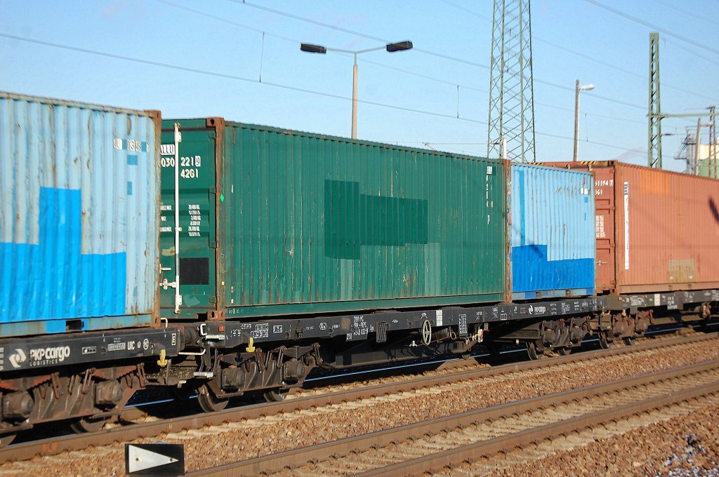 Polnischer Containertragwagen der PKP Cargo eingestellt mit der Nr. 31 RIV MC 51 PL-PKPC 4545 022-0 Sgs in einem Ganzzug gleichartiger Wagen am 05.12.12 im Bhf. Flughafen Berlin-Sch�nefeld.