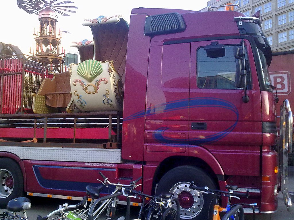 Prachtvolle MB Zugamschine mit Sonderaufbauten eines Schaustellerbetriebes mit Teilen eines modernen antiken Karussels, Aufbau Berliner Weihnachtsmarkt am Berliner Alexanderplatz, 12.11.11