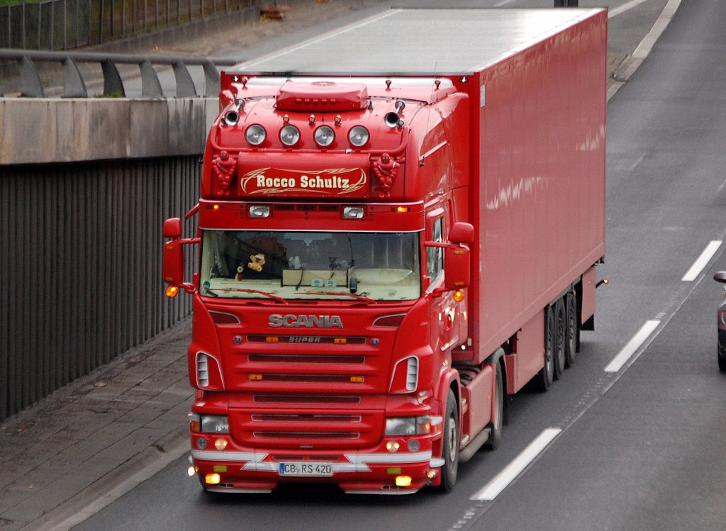 Prachtvolle SCANIA Zugmaschine als Sattelzug unterwegs, Fa. Rocco Schultz, 22.10.10 Berliner Stadtautobahn H�he Knobelsdorffstr.