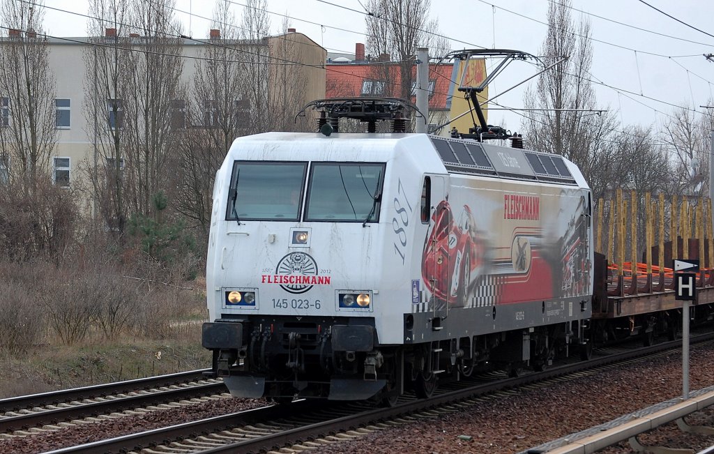PRESS 145 023-6 mit Leerzug Rungenwagen f�r Holztransporte am 17.04.13 Berlin-Pankow Richtung Berlin-Blankenburg.