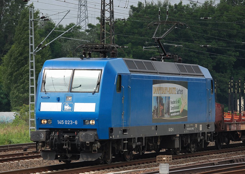 PRESS 145 023-6 seit nun schon einigen Wochen wieder in blau mit dem Seitenlogo  DAMPFBAHN-ROUTE Sachsen  mit einem Leerzug Holzrungenwagen am 04.07.13 Berlin-Springpfuhl.