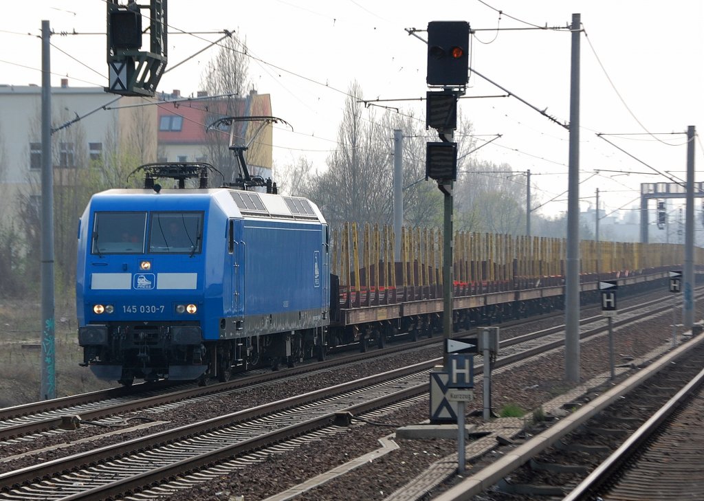 PRESS 145 030-7 (91 80 615 085-7 D-PRESS, Bj.2000) mit Leerzug Drehgestellflachwagen f�r Holztransporte Richtung Berlin-Blankenburg, 08.04.09 Berlin-Pankow. 