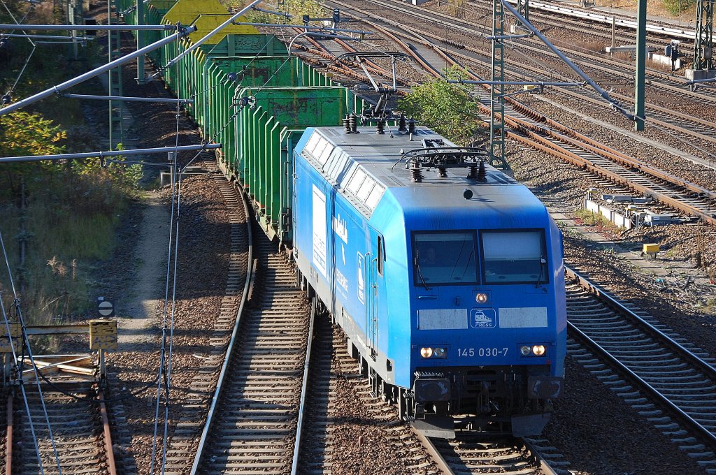 PRESS 145 030-7 mit Leerzug Rungenwagen (Holztransporte) Richtung Nordosten, 29.10.12 Berlin-Beusselbr�cke.