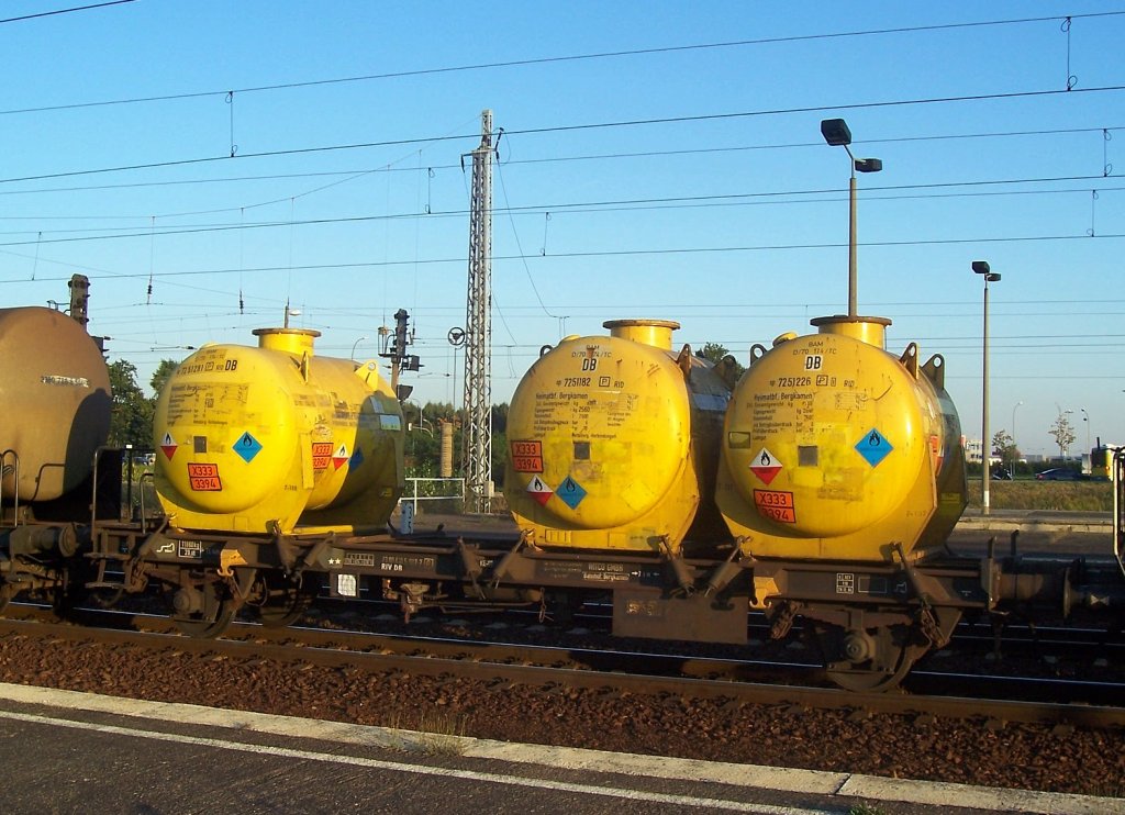 Privater Beh�tertransportwagen der WYTCO GMBH eingestellt mit der Nr. 23 80 437 5 807-7(P)? Heimatbhf. Bergkamen, diese auff�llig gelben Spezialbeh�lter haben eine DB Nr. und auch die Bezeichnung Heimatbhf. Bergkamen und sind lt. Gefahrstofftafel (X333/3394) mit Triethylbor bef�llt (u.a Zusatzstoff bei Raketentreibstoff), Sommer 2007 Bhf. Flughafen Berlin-Sch�nefeld. 