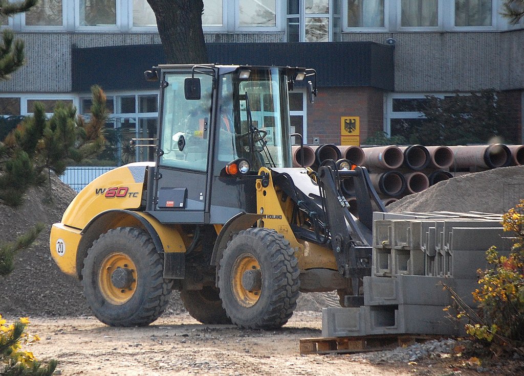 Radlader NEW HOLLAND W60TC der Fa. LAT, 23.10.10 Einsatz Gro�baustelle am S-Bhf. Berlin-Sch�nefeld Flughafen. 