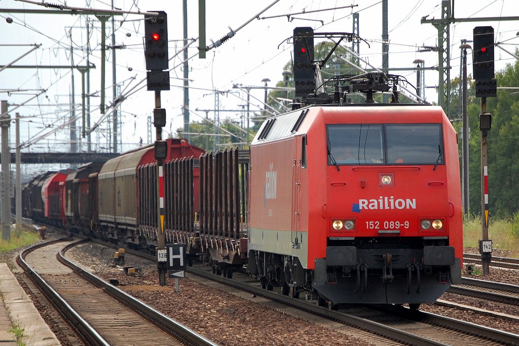 Railion 152 089-9 mit einem bunt gemischten G�terzug bei der Durchfahrt im Bhf. Flughafen Berlin-Sch�nefeld, 05.08.10