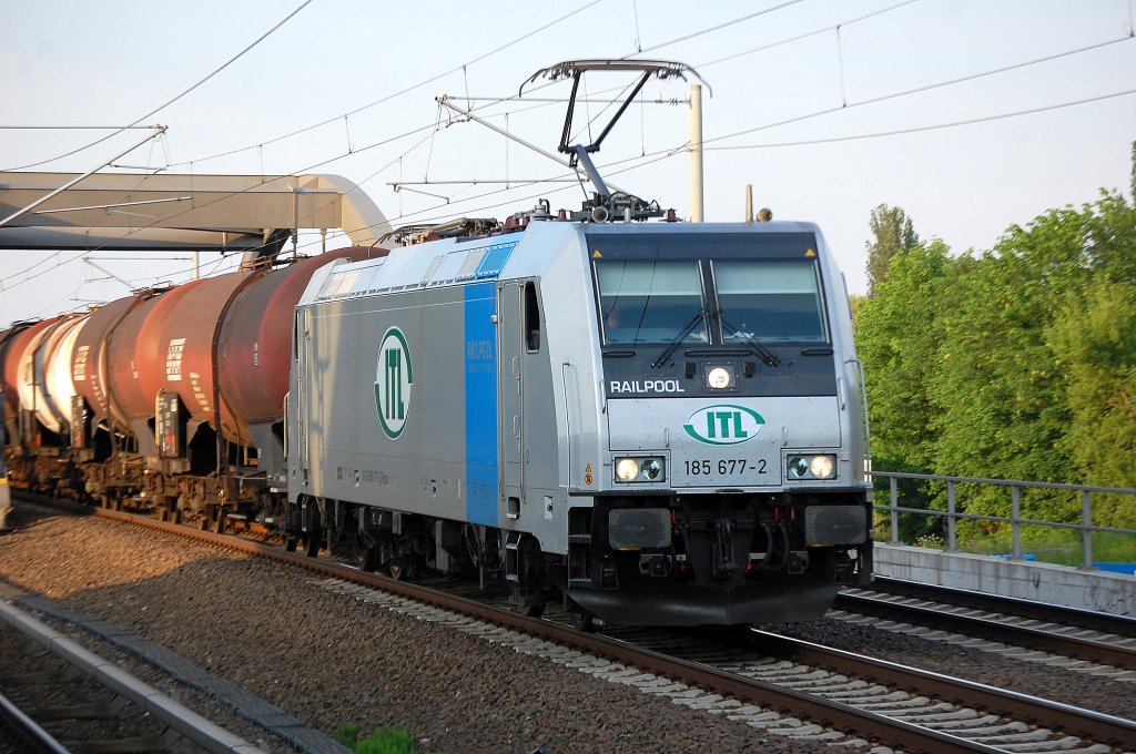 Railpool Leasinglok 185 677-2 (91 80 6185 677-2 D-Rpool, Bj. 2009) f�hrt zur Zeit nun auch f�r ITL, hier ist sie am Abend des 06.06.10 in Berlin-Pankow mit einem Kesselwagenzug Richtung Bornholmer Str. unterwegs.