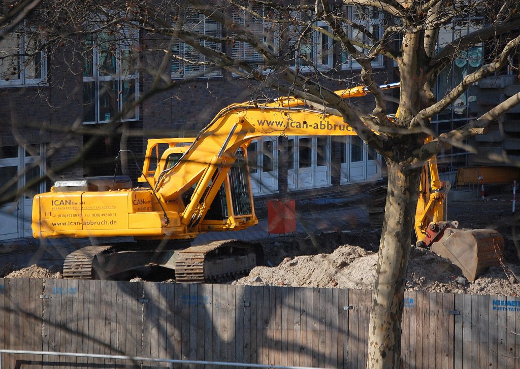 Raupenbagger KOMATSU PC 210-6 NLC der Fa. ICAN GmbH am 28.03.10 N�he S-Bhf. Berlin Jungfernheide.
