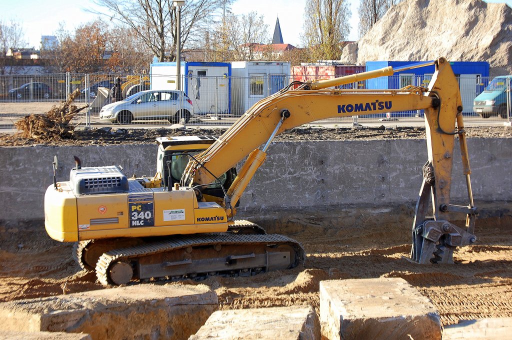 Raupenbagger KOMATSU PC 340 NLC mit Abri�scherenaufsatz der Abbbruchfirma Bode Freimuth, 25.11.11 N�he S-Bhf. Berlin Landsberger Allee.
