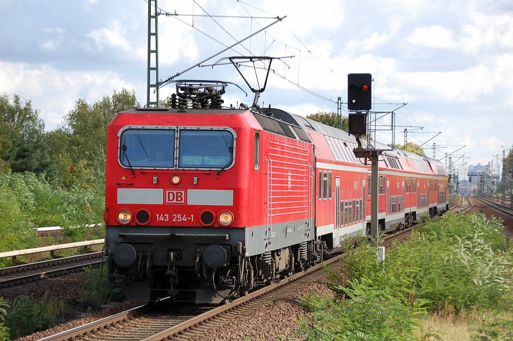 RB10 nach Nauen mit 143 254-1 am 28.09.12 Einfahrt Bhf. Berlin-Jungfernheide.