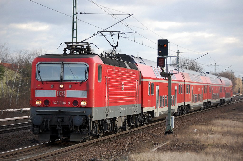 RB10 nach Nauen mit 143 306-9 bei der Einfahrt Bhf. Berlin-Jungfernheide.