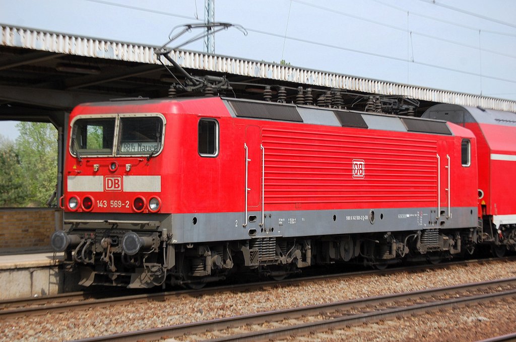 RB14 Richtung Nauen abfahrbereit mit 143 569-2 am 27.04.11 im Bhf. Flughafen Berlin-Sch�nefeld.