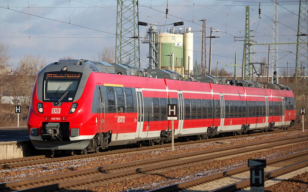 RB7 nach W�nsdorf-Waldstadt mit 442 324 bei der Einfahrt im Bhf. Flughafen Berlin-Sch�nefeld, 05.12.12