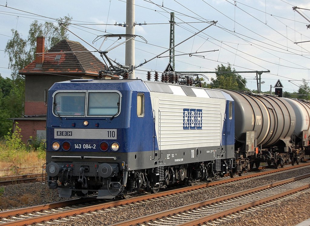 RBH 110/143 084-2 (91 80 6149 084-2 D-RBH, Bj.1985) mit Leerzug Kesselwagen Richtung Schwedt �ber Bernau, 16.07.10 Berlin-Blankenburg.