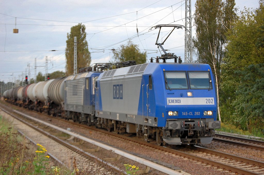 RBH 202/145-CL 202 891 80 6145 098-0 D-ATLD) mit RBH 117/143 554-4 am Haken + Kesselwagenzug am 15.09.11 Berlin-Karow.