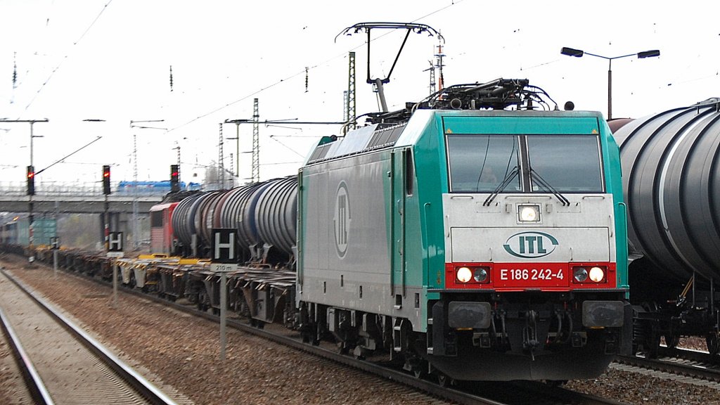 RBSAF Leasinglok E 186 242-4 (91 80 6186 242-4 D-ITL, Bombardier Bj.2009) der ITL mit Containerzug am 11.04.12 Bhf. Flughafen Berlin-Sch�nefeld.