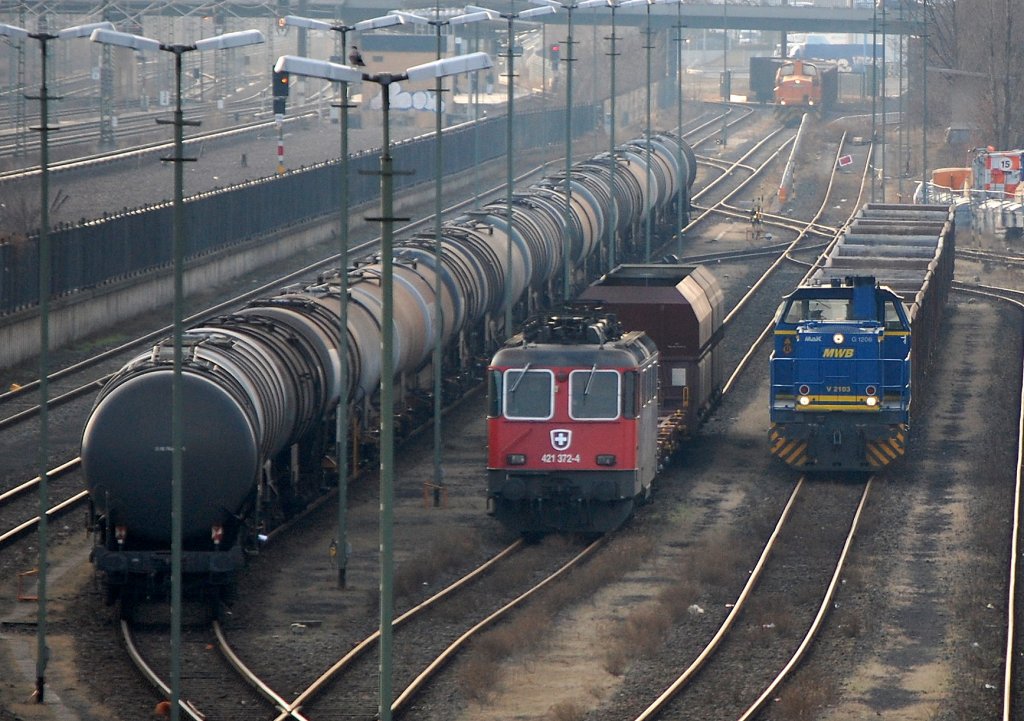 Re 421 372-4 am 09.02.09 im Berliner Westhafen, daneben eine an die BEHALA verliehene Mak G 1206 (MWB V 2103) beim Rangieren.