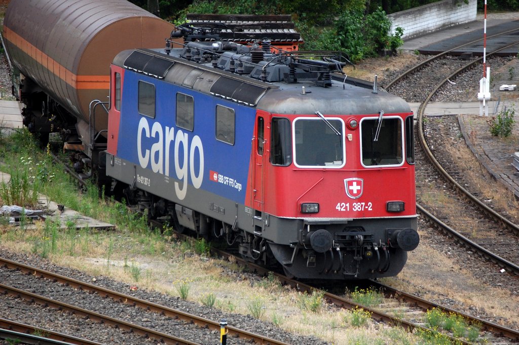 Re 421 387-2 am 16.07.08 im Berliner Westhafen in Warteposition abgestellt.