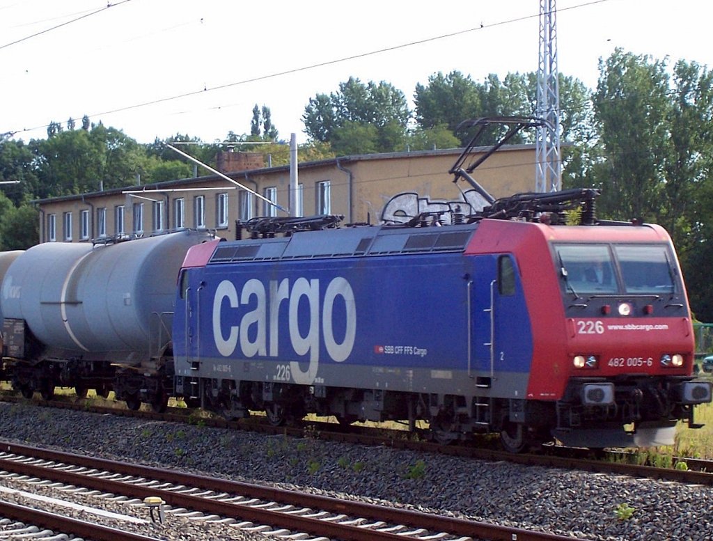 Re 482 005-6 hier noch mit der Nummerierung der RBH mit der Nr. 226 an die diese Leasinglok l�ngere Zeit verliehen war, 29.08.07 Berlin-Blankenburg mit Kesselwagenzug unterwegs.