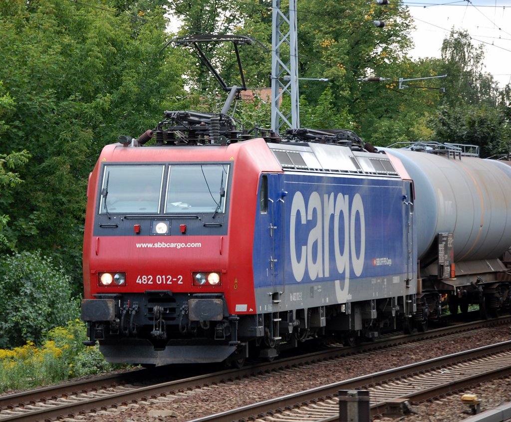 Re 482 012-2 mit Kesselwagenzug Richtung Schwedt, 20.08.08 Berlin-Buch.