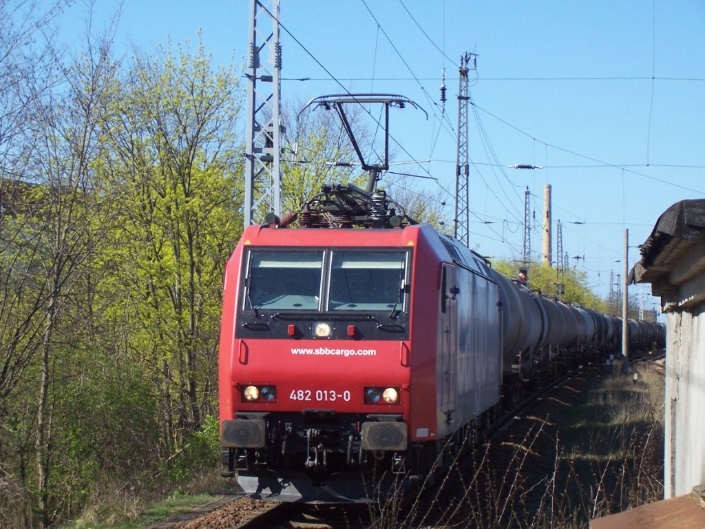 Re 482 013-0 mit Kesselwagenzug Richtung Berlin, 12.04.07 Oranienburg.