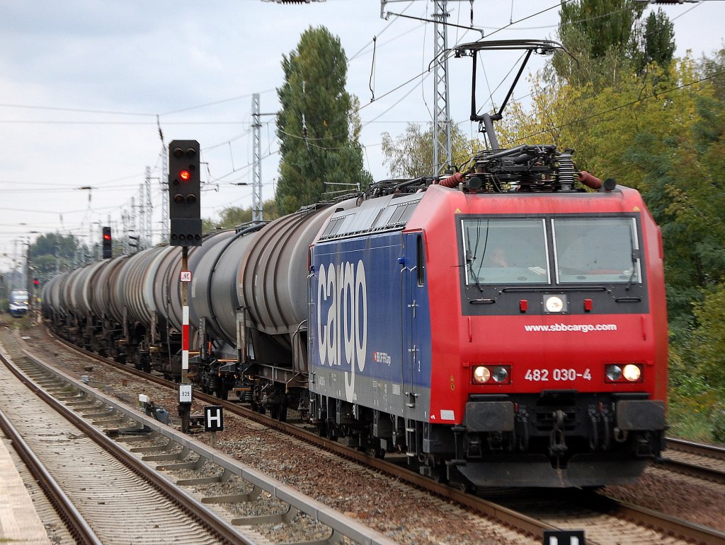 Re 482 030-4 mit Kesselwagenganzzug Richtung Karower Kreuz Berlin, 16.09.08 Berlin Karow.