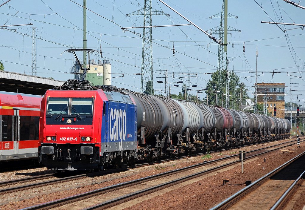 Re 482 037-9 mit Kesselwagenzug, 28.06.11 Bhf. Flughafen Berlin-Sch�nefeld.