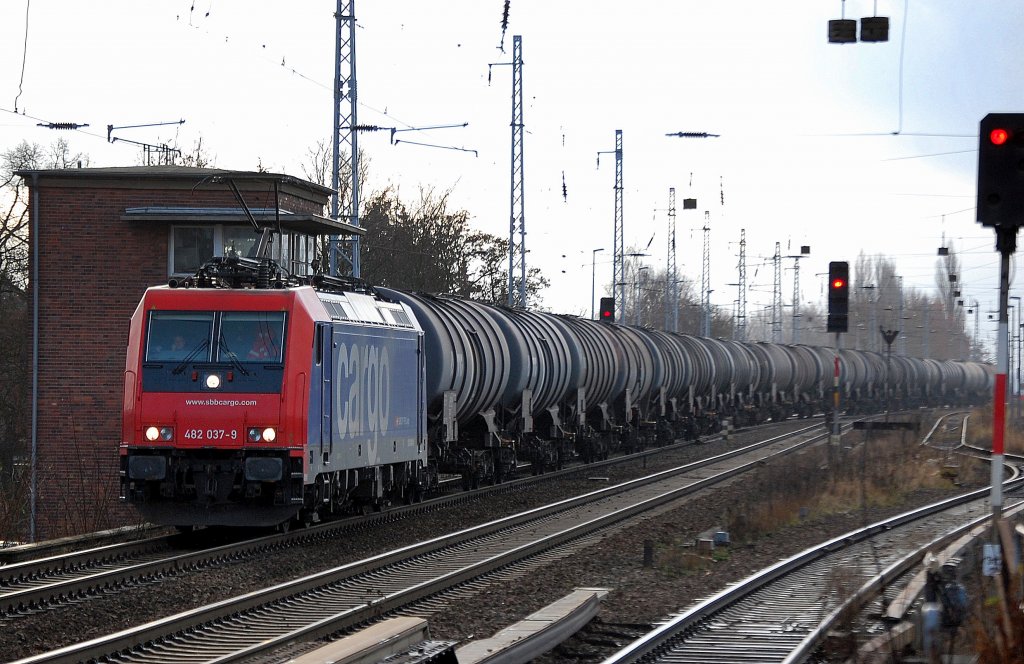Re 482 037-9 im Moment f�r Infra Leuna t�tig mit Kesselwagenzug Richtung Bernau, 21.12.11 Berlin-Karow. 