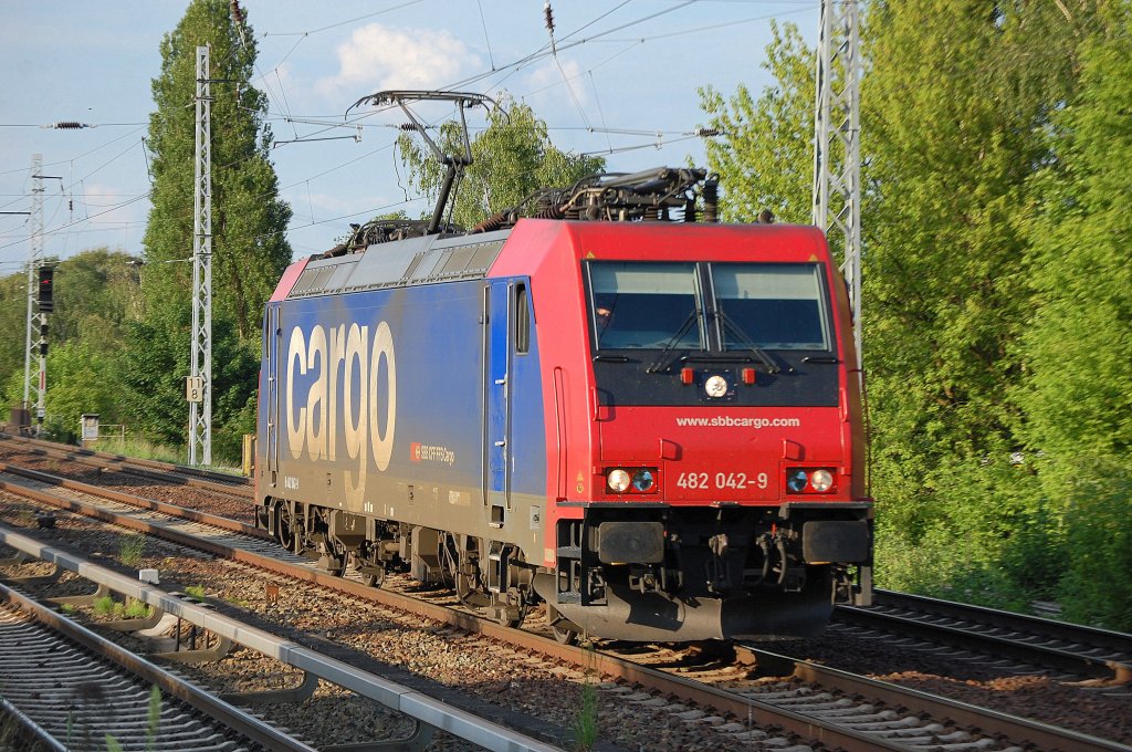 re 482 042-9 auf Leerfahrt Richtung Berliner Innenstadt, 20.05.09 Berlin-Karow. 