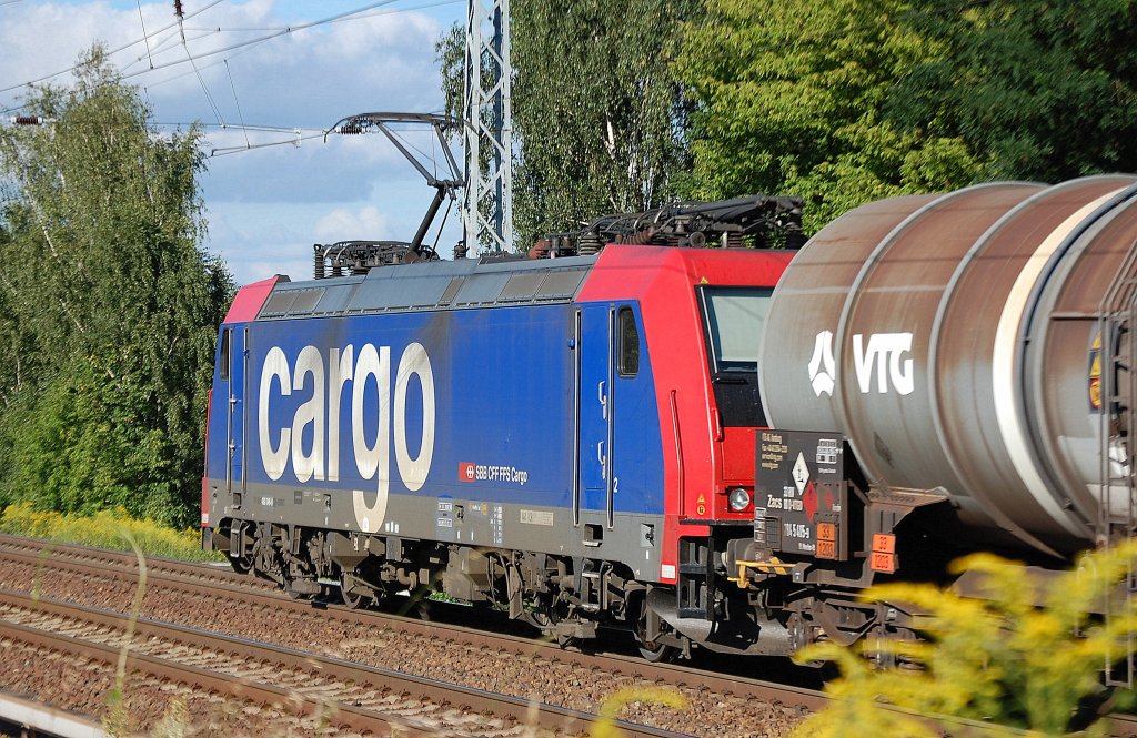 Re 482 046-0 (91 85 4482 046-0 CH-SBBC) mit Kesselwagenzug Richtung Bernau, 14.08.12 Berlin-Karow.