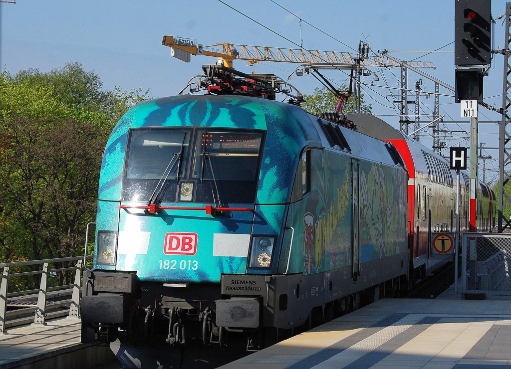 RE1 (RE 18173) Frankfurt (Oder) mit 182 013 bei der Einfahrt Berlin Hbf., 01.05.13