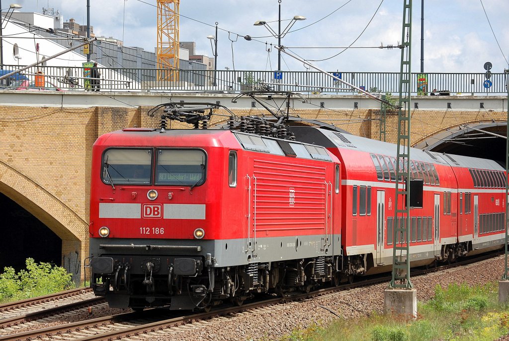 RE3 mit 112 186 bei der Ausfahrt Bhf. Berlin-Gesundbrunnen, 27.05.13