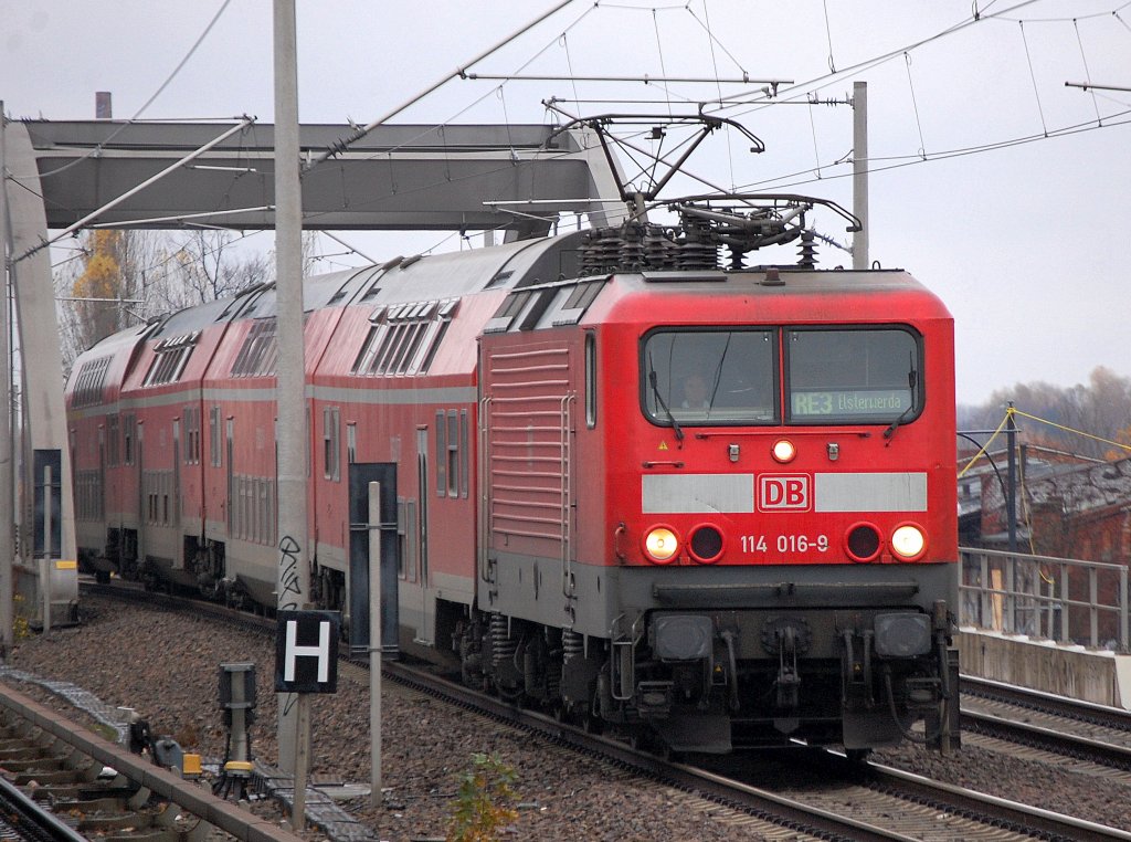 RE3 nach Elsterwerda mit 114 016-9 Richtung Berlin-Gesundbrunnen, 08.11.10 Berlin-Pankow.