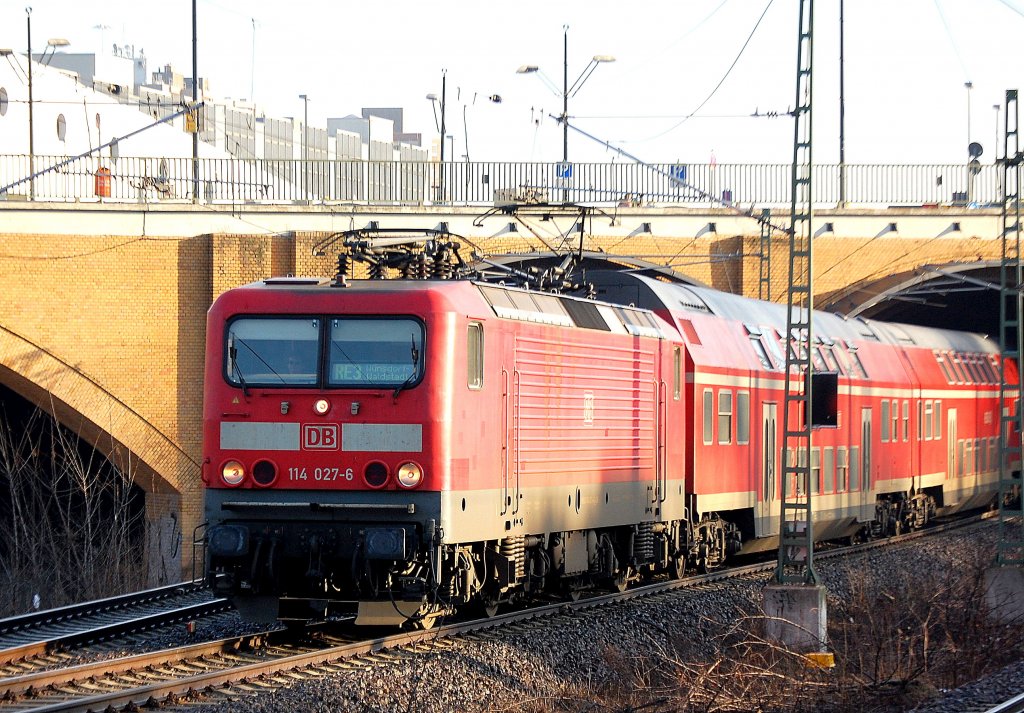 RE3 nach W�nsdorf/Waldstadt mit 114 027-6 bei der Ausfahrt Bhf. Berlin-Gesundbrunnen Richtung Berlin Hbf., 17.01.11