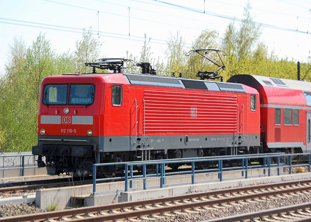 RE5 nach Rostock Hbf. mit 112 118-5 am 21.04.11 Berlin-Blankenburg. 