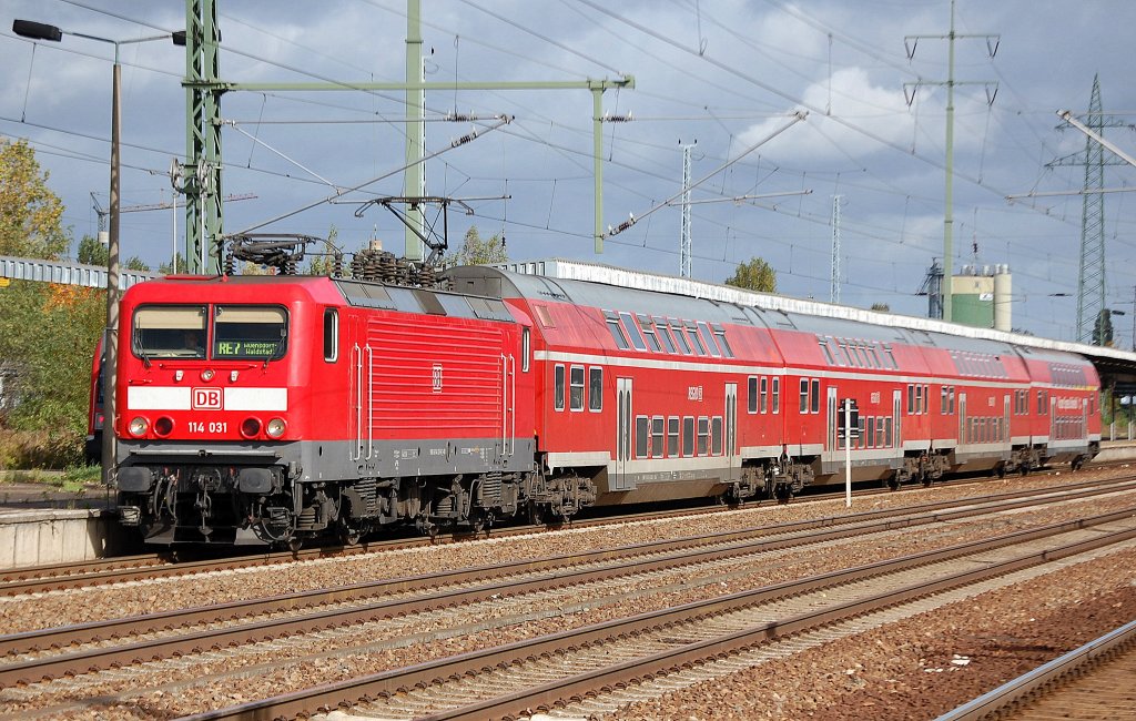 RE7 mit 114 031 Richtung W�nsdorf-Waldstadt, 08.10.12 Bhf. Flughafen Berlin-Sch�nefeld.