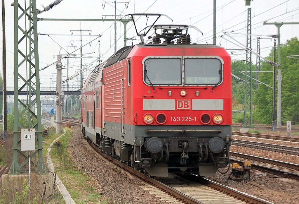 RE7 Richtung Dessau Hbf. mit 143 225-1 am 27.04.11 bei der Einfahrt im Bhf. Flughafen Berlin-Sch�nefeld.