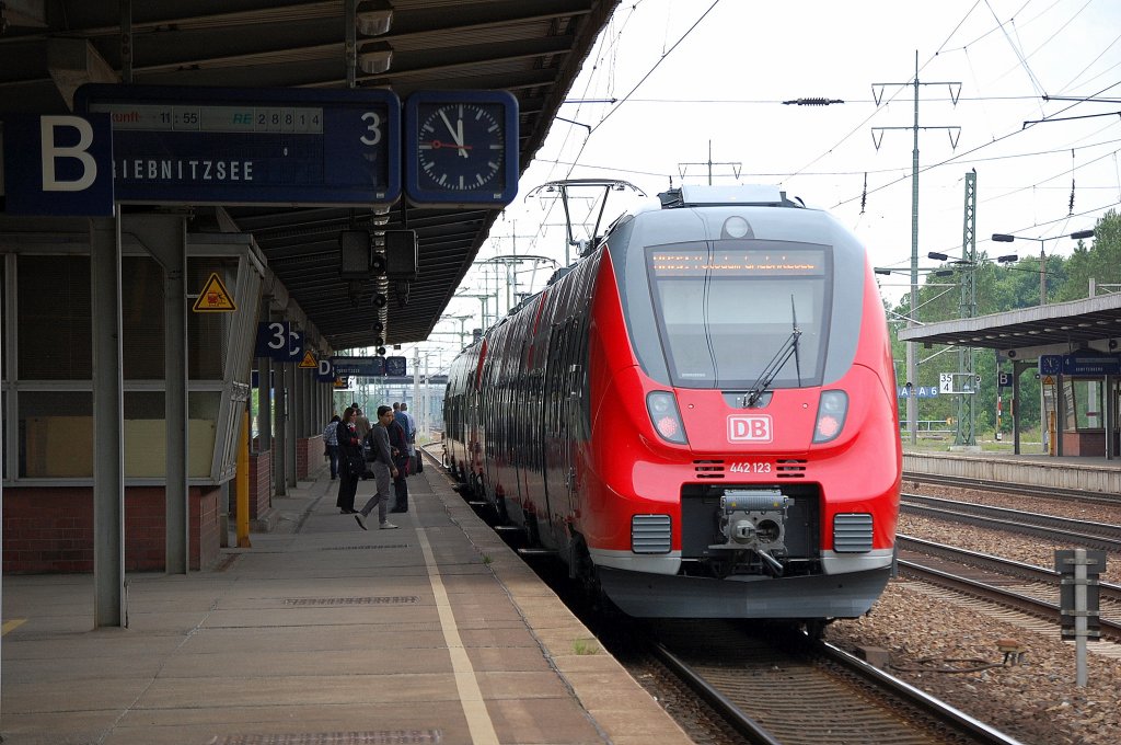Regul�rer RE 28814 nach Berlin-Griebnitzsee �ber Potsdam jetzt aktuell mit den neuen Triebz�gen der BR 442 in Doppeltraktion, im Bild 442 123 abfahrbereit am 07.06.12 Bhf. Flughafen Berlin-Sch�nefeld. 