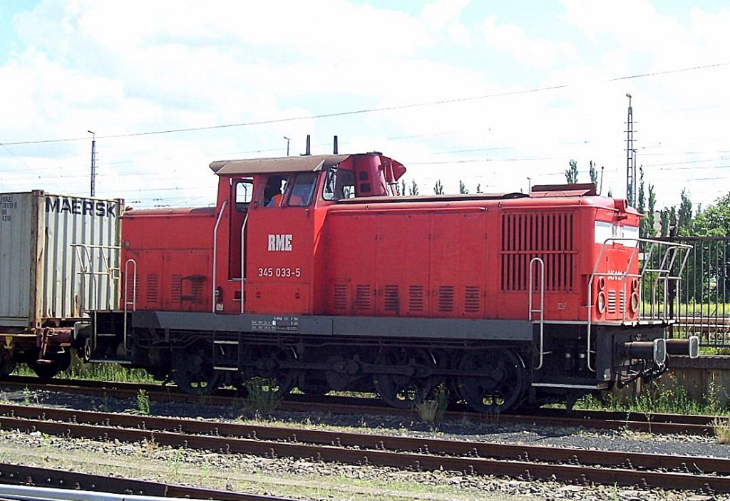 RME 345 033-5 (LEW, Bj.1976) rangiert Containerwagen im Berliner Westhafen, Sommer 2008.
