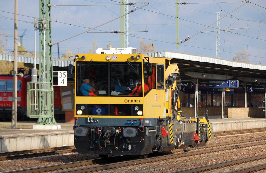 Robel BAMOWAG 54.22 der DB Netz Insatndhaltung, 06.11.12 Bhf. Flughafen Berlin-Sch�nefeld.