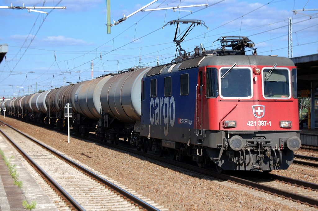 SBB Cargo Mietlok Re 421 397-1 mit Kesselwagenzug am 27.08.12 Bhf. Flughafen Berlin-Sch�nefeld.