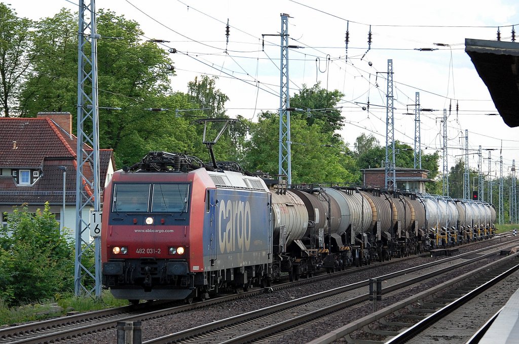 SBB Cargo Mietlok Re 482 031-2 mit Kesselwagenzug (Schwefel geschmolzen) Richtung Bernau, 11.06.13 Berlin-Karow.