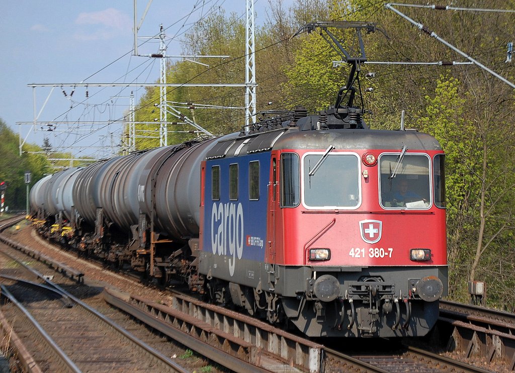 SBB-CARGO Re 421 380-7 mit Kesselwagenzug Richtung Berlin-Karow, 19.04.11 Berlin-Buch. 