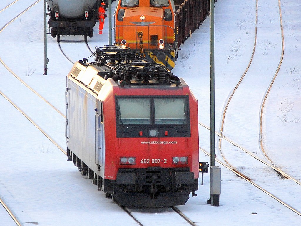 SBB Cargo Re 482 007-2 (Bombardier, Bj.2002) steht am 03.02.10 auf den Rangiergleisen des Berliner Westhafens abgestellt. 